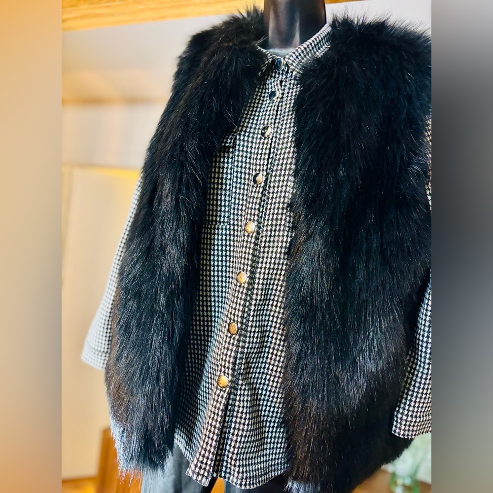 Black Faux Fur Vest for Women - Picture 5 of 12